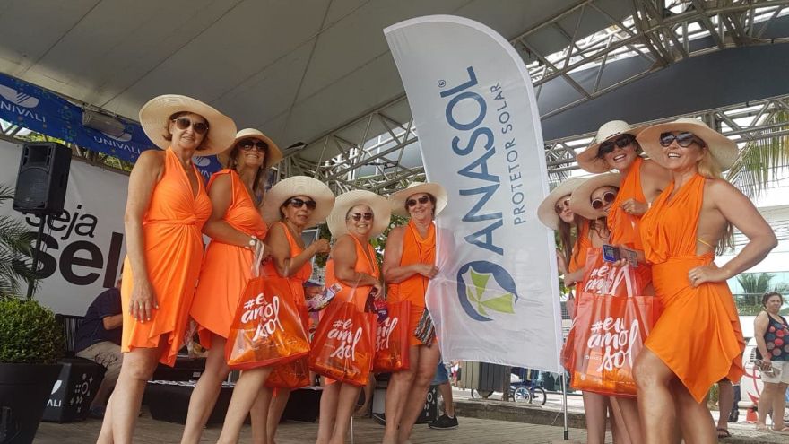 Amigas de BC e Anasol juntas no Janeiro Laranja