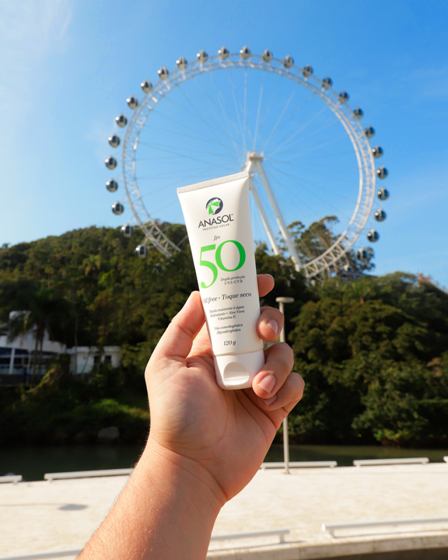 Férias escolares com proteção solar para toda a família