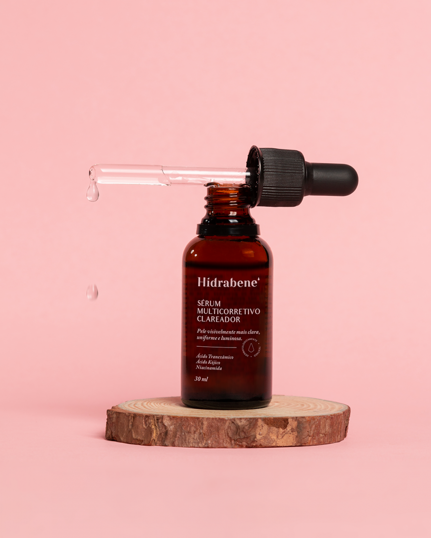 TRATAR E UNIFORMIZAR O TOM DA PELE COM O SÉRUM MULTICORRETIVO CLAREADOR