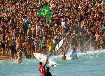 Foto oficial da WSL com bandeira do Brasil e bandeira Anasol