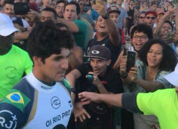 Gabriel Medina sendo ovacionado pela torcida e a Anasol presenciou o momento